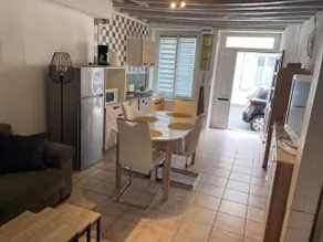 Cheerful townhouse with free parking - Image 2