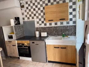Cheerful townhouse with free parking - Image 3