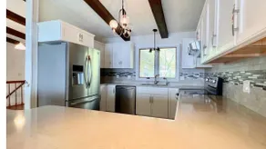 Lake front 4 bedroom home with private dock - Image 2