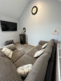 Drift lodge is a renovated cosy cabin with hot tub - Image 5