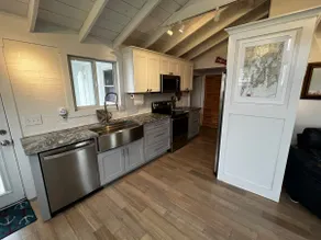 Remodeled Jamestown beach cottage within walking distance to beach - Image 5