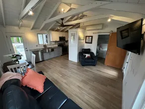 Remodeled Jamestown beach cottage within walking distance to beach - Image 2
