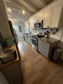 Remodeled Jamestown beach cottage within walking distance to beach - Image 4