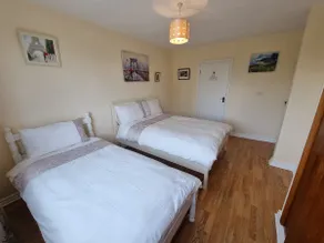 4 bed house, pub 1 min walk, beach 3 min drive. - Image 5