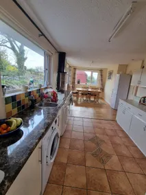 4 bed house, pub 1 min walk, beach 3 min drive. - Image 3