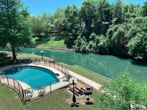 Comal riverfront condo, walk to the Bahn, 2b/2b - Image 3