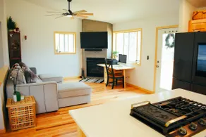 Modern 2 bedroom cabin with indoor fireplace - Image 3