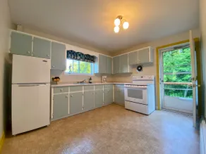 Lovely spacious 2-bedroom upper duplex apartment - Image 5