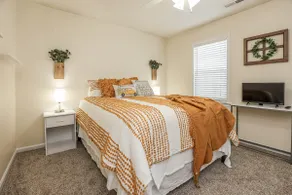 Centrally located 2 bedroom townhome! - Image 4