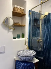 Charming Studio Apartment overlooking park - Image 3