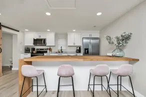 Adorable renovated private house w/ parking. - Image 4