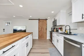 Adorable renovated private house w/ parking. - Image 5