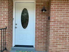 Comfortable 4 Bedroom home with free parking - Image 5