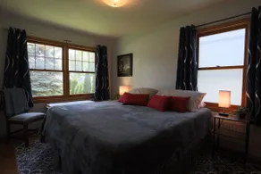 Cheerful 4 BR house six blocks to lakefront - Image 3