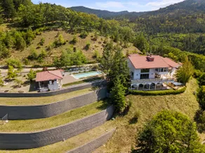 Siskiyou Chateau - Image 3