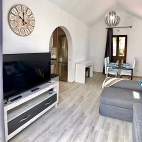 Luxury 2 Bedroom Bungalow With Communal Pool & Wifi On Golf Resort - Image 3