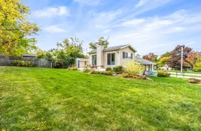 Cozy Farmhouse Close to Shopping and Dining - Image 5