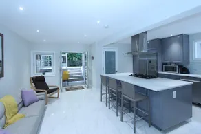 Stunning Bright 2+ Bdrm Luxury w/Free Parking - Image 3