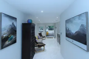 Stunning Bright 2+ Bdrm Luxury w/Free Parking - Image 2
