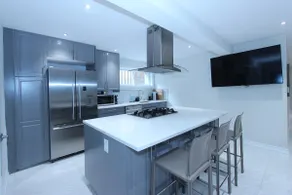 Stunning Bright 2+ Bdrm Luxury w/Free Parking - Image 5