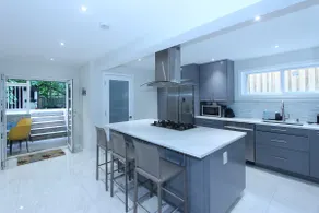 Stunning Bright 2+ Bdrm Luxury w/Free Parking - Image 4