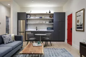 Upscale work-friendly apt walkable to Market St - Image 3