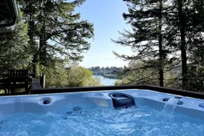 Chetco Riverview! Private! Rejuvenating Hot Tub! King Bed! - Image 4