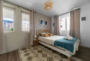 Large apartment with private parking space - Image 4