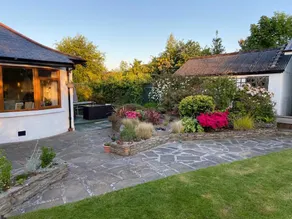 Chalet on the Green - Self Contained with parking. - Image 2