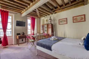 Old-world charm on the outskirts of Paris! - Image 2