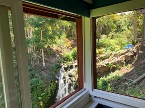 Romantic waterfall cabin in the rain forest - Image 5