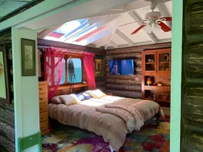 Romantic waterfall cabin in the rain forest - Image 2
