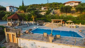 Traditional house with pool and fire place - Image 2