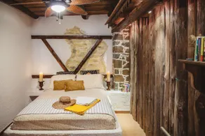 Traditional house with pool and fire place - Image 3