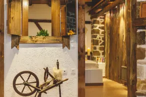 Traditional house with pool and fire place - Image 5