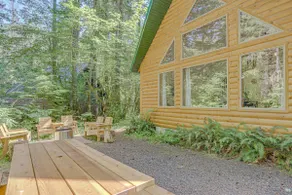 ZigZag Basecamp · Cozy Cabin Perfect for Nature Escapes w/ Hot Tub - Image 3