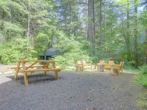 ZigZag Basecamp · Cozy Cabin Perfect for Nature Escapes w/ Hot Tub - Image 4