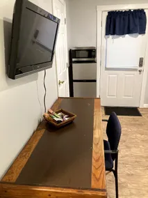 Close to UF, No smoker private bath entry, 1 room - Image 3
