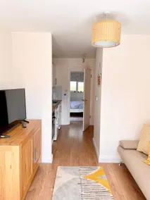 Lovely self contained apartment in Oxfordshire - Image 4
