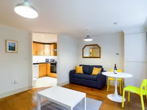 Lovely 1-bed Redhill town centre serviced apartment - Image 3