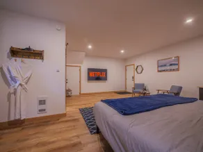 Luxury One Bedroom Suite - Winter's Hideaway - Image 4