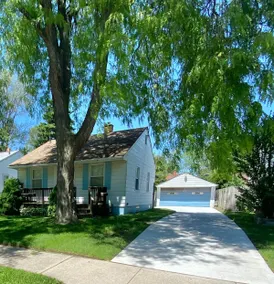 Comfy-Cozy 3-bed 2-bath house just east of Detroit - Image 2