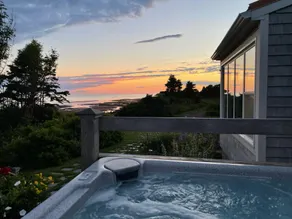 Oceanfront 3-bedroom with beach and hot tub - Image 5