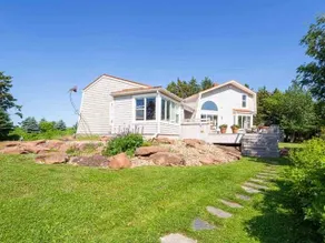 Oceanfront 3-bedroom with beach and hot tub - Image 4
