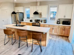 Beautiful 4-Bedroom Townhouse - Image 2
