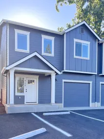 Beautiful 4-Bedroom Townhouse - Image 3