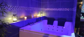 Private suite with hot tub and sauna - Image 5