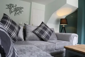 Central Townhouse Tipton - Sleeps 8 - Ideal for Contractors & Families - Image 3