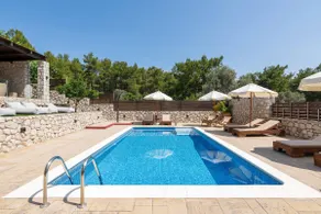 Adonis Villa in nature - Image 2