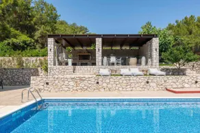 Adonis Villa in nature - Image 4